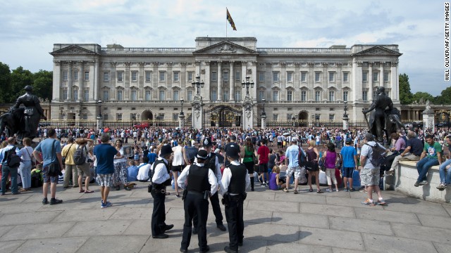 Cảnh sát Anh bắt giữ kẻ mang dao vào cung điện Buckingham